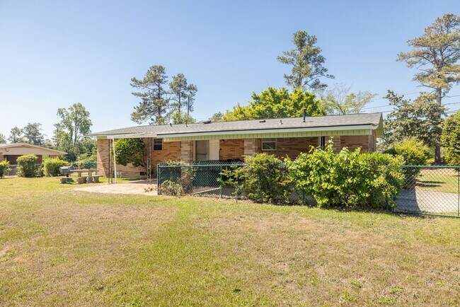 Building Photo - 240 Maywood Dr