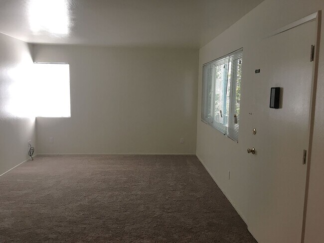 Building Photo - Spacious 2 Bedroom,  Freshly Painted, Updated Kitchen with Granite Countertops, on Central Ave