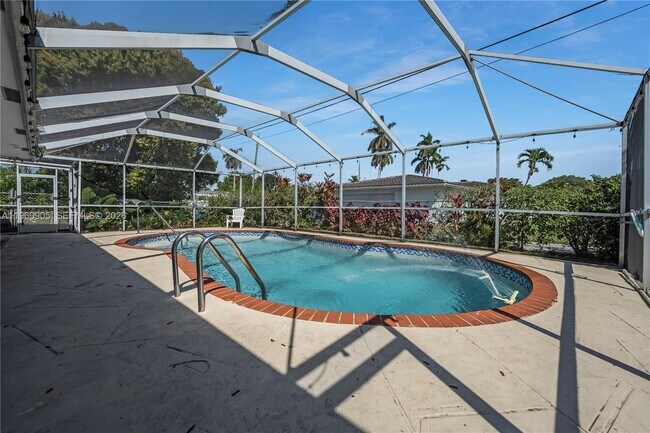 Building Photo - 215 Entrada Dr