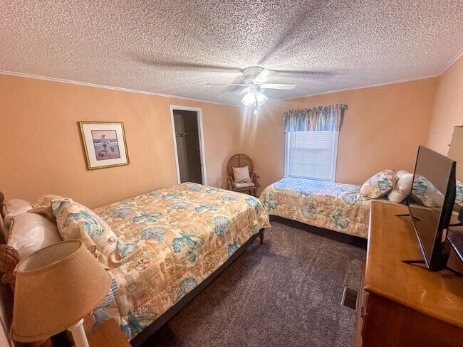 Building Photo - 5 Bedroom Beach House