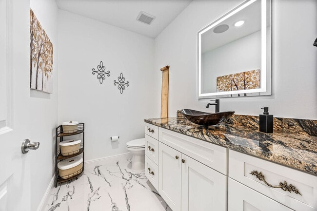 Building Photo - 605 Kemp St