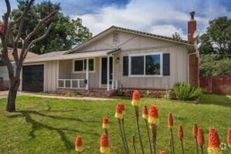 Building Photo - Charming home in great neighborhood
