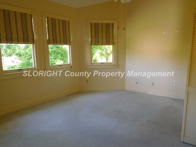 Building Photo - AVAILABLE AUGUST - Windermere Village Townhome - 3 Bed / 2.5 Bath