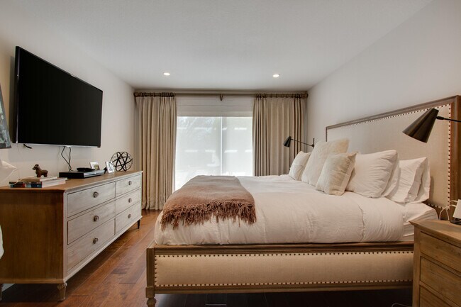 Building Photo - 2312 Las Casitas Dr