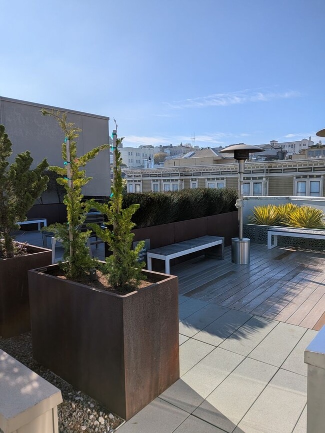 Building Photo - Studio Apartment Home on Top Floor with views of City Hall!