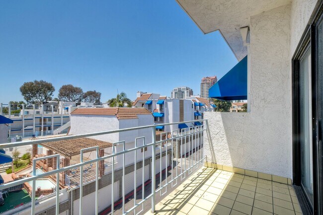 Building Photo - La Jolla Pines- Top Level 2 Bed/2 Ba Available Now!!