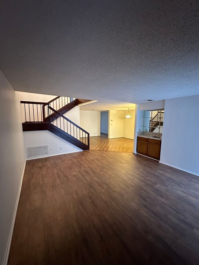 Building Photo - Spacious 2 Story Townhome - 3 Bedrooms, 2 ...