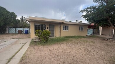 Building Photo - 3 Bedroom home with 1 Bathroom and Large Back yard