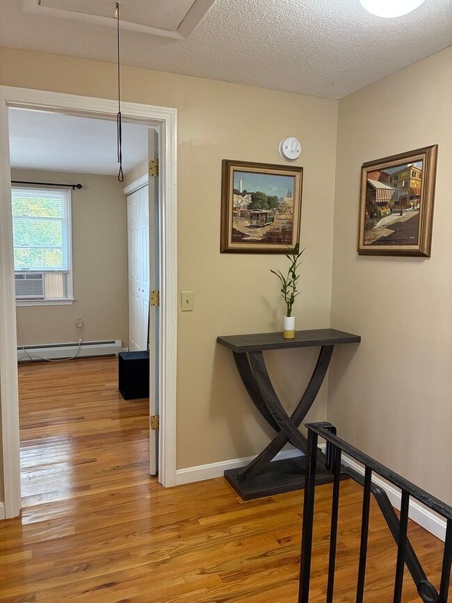 Building Photo - Wonderful 2 bedroom townhouse with heat in...