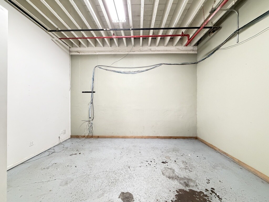 Building Photo - 610 N Albany Ave