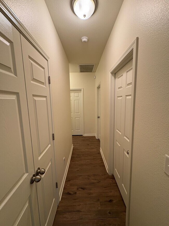 Building Photo - Immaculate NW Visalia home for rent!