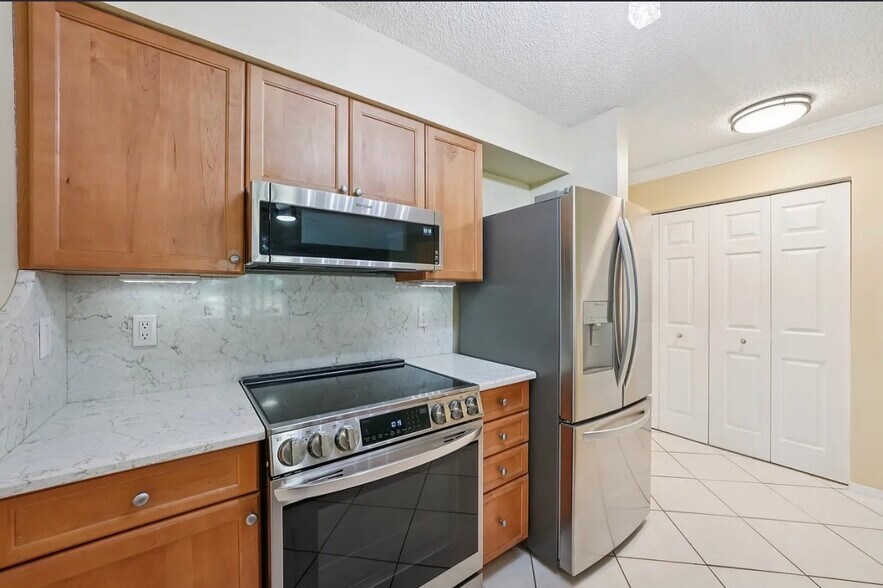 Building Photo - 2400 Feather Sound Dr