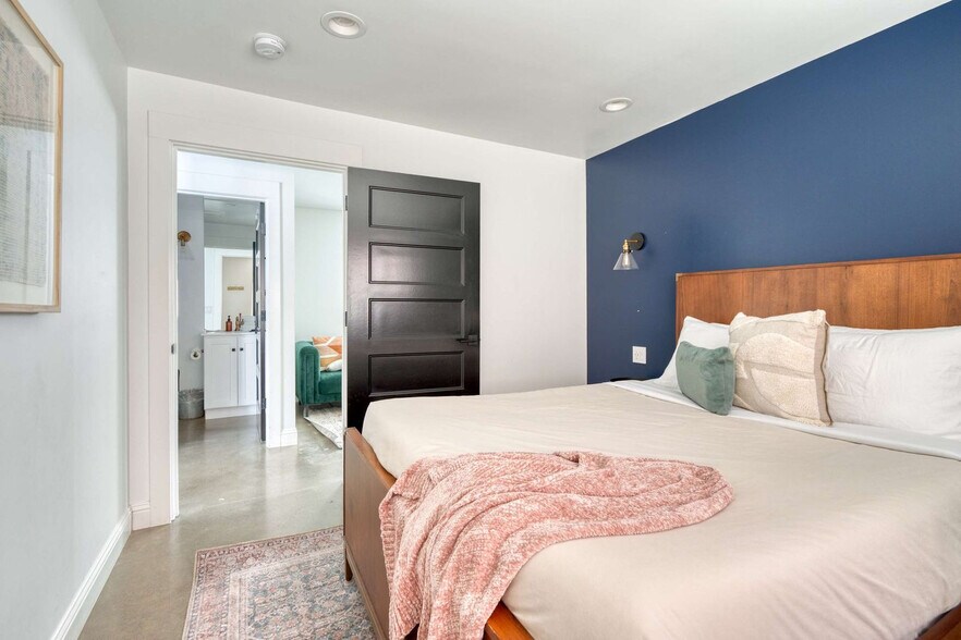 Building Photo - 18 NW 22nd Pl