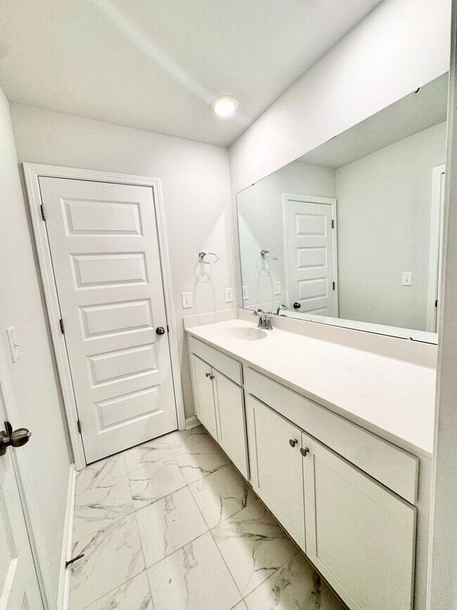 Building Photo - 5 Bedroom, 3.5 Bath Home!