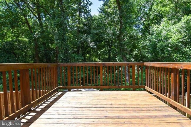 Building Photo - Set within the sought after community of Runnymeade, this beautifully maintained townhome offers ...