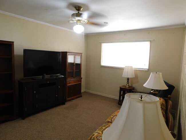 Building Photo - 610 W 7th St