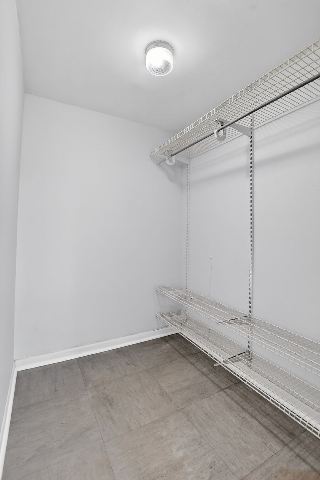 Walk in Closet 644 NW 13th #11 - 644 NW 13th St