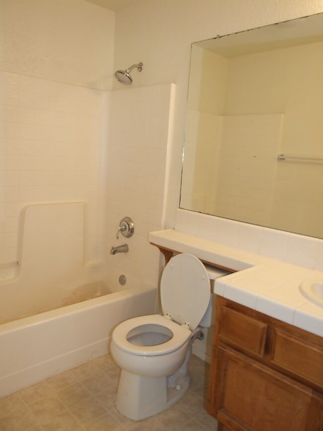 Building Photo - This beautiful 2-story, 5 bed / 3 bath hom...