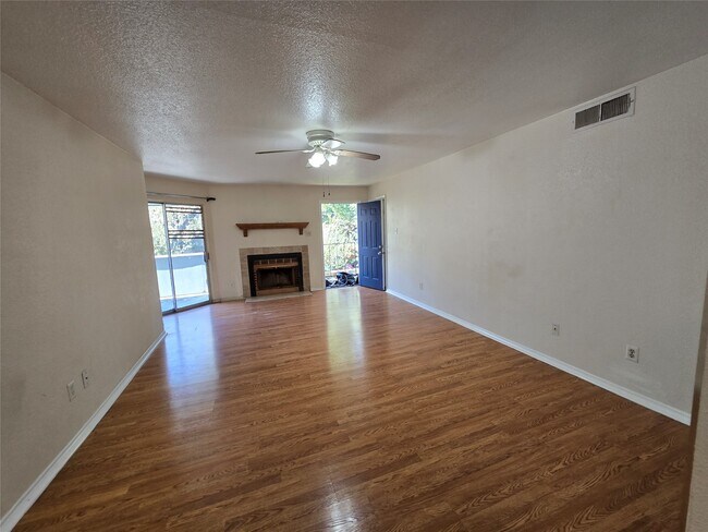 Building Photo - 9797 Leawood Blvd