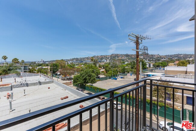 Building Photo - 857 Hayworth Ave