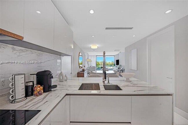 Building Photo - 10201 Collins Ave