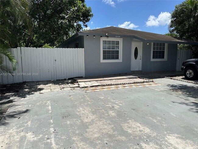 Building Photo - 6104 Pierce St