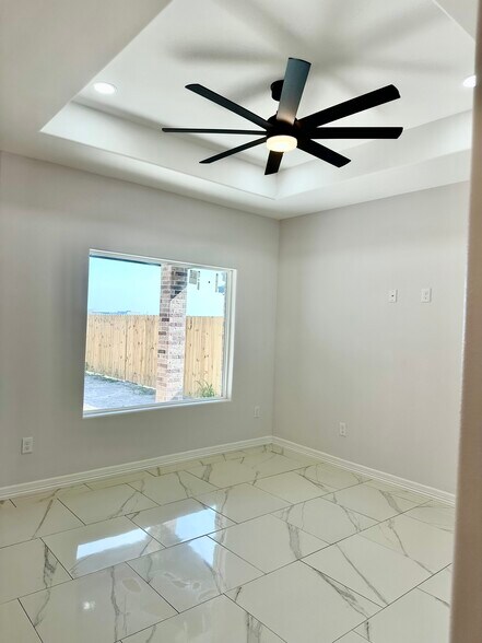 Building Photo - 1006 Escondido Ln E