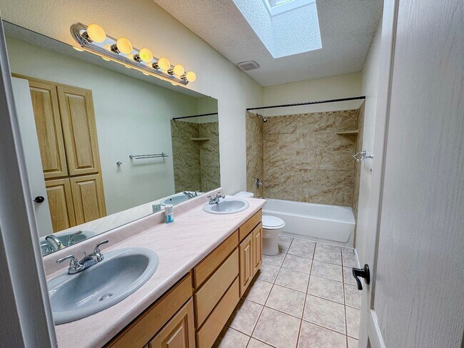 Building Photo - 544 Eagle Dr