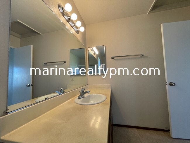 Building Photo - 2 bed 2 bath single family home in established neighborhood in City of Suisun