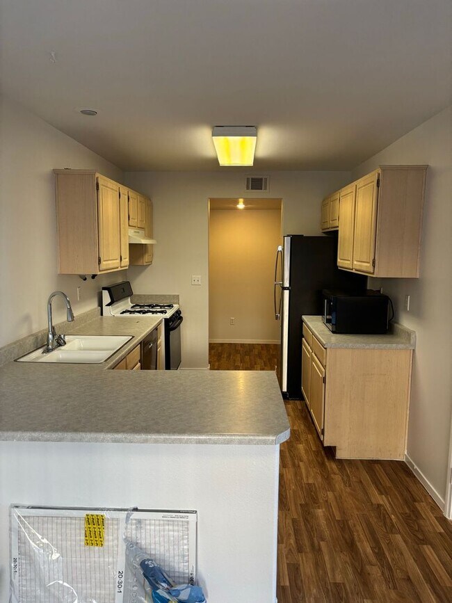 Building Photo - *GREAT TOWNHOME IN GATED "SILVERADO RANCH COMMUNITY!!"