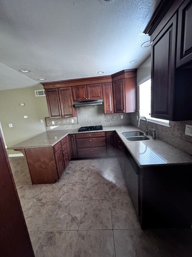 Building Photo - Beautiful 4 bed 2 baths house in a great a...