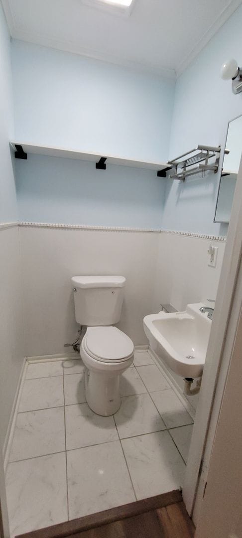 Building Photo - Gorgeous fully remodeled 3 bedroom/1&1/2 b...