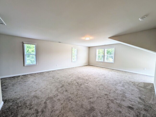 Building Photo - Stunning 4BR/3.5BA End Unit Townhome in Wa...