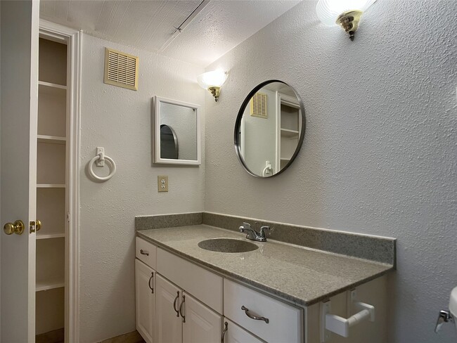 Building Photo - 1601 S Shepherd Dr