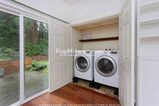 Building Photo - Updated Three Bedroom Gem in Lake Oswego!