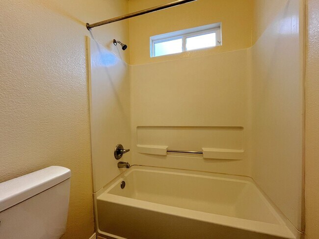 Building Photo - Fantastic 3 Bedroom, 2 Bath Home In The NE!