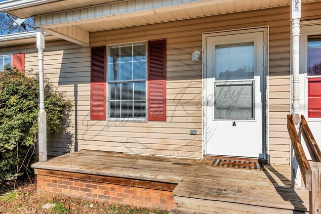 Building Photo - Affordable 2BR Ranch Duplex in N. Columbia — Move-In Special!