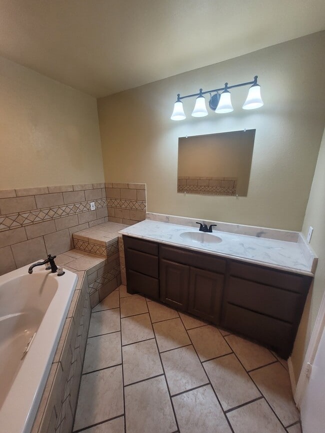 Building Photo - 3 bed 2 bath 2 car garage on cul-de-sac!