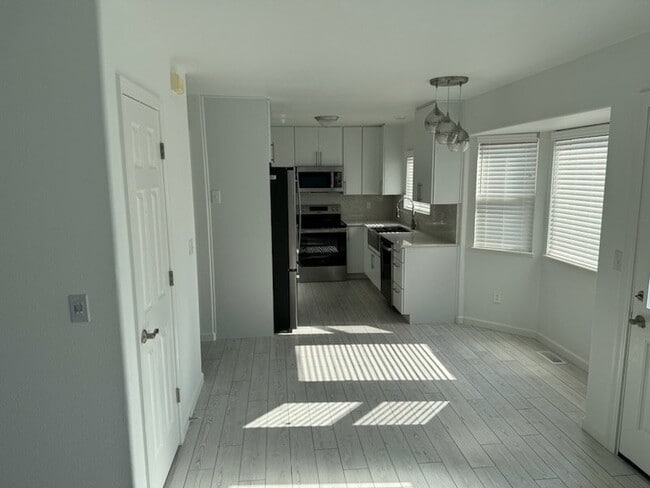 Building Photo - 3 bedroom - Descendant