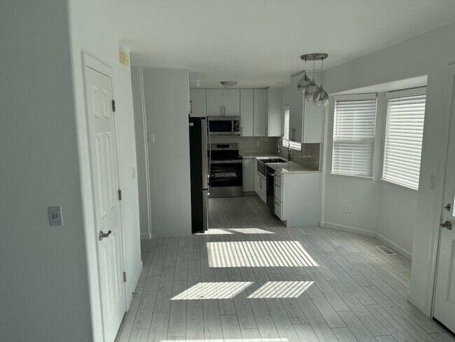 Building Photo - 775 Descendant Dr