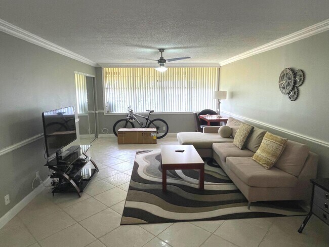 Building Photo - 2805 SW 22nd Ave