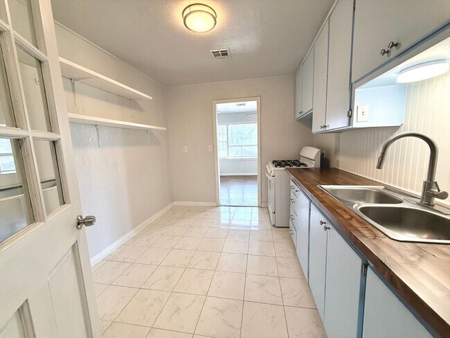 Building Photo - Cute 2BD 1BA Bungalow in Bethany!!