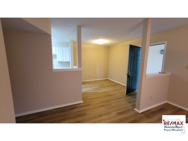Building Photo - Wonderful totally remodeled condo with **POOL**