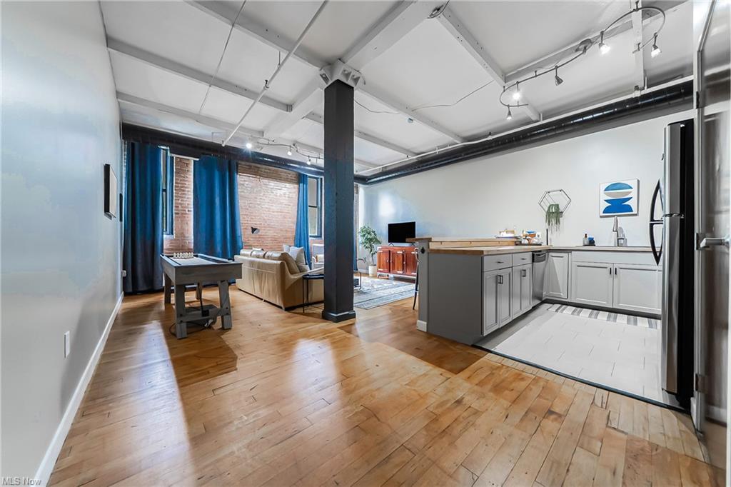 Building Photo - 1133 W 9th St