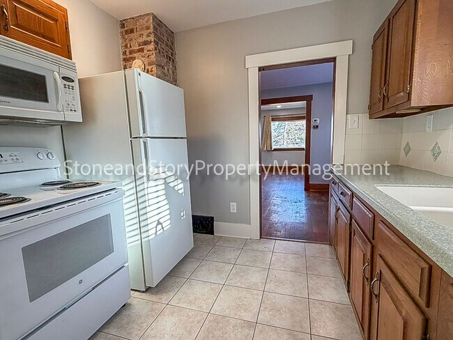 Building Photo - 2 bedroom 1 bath near the hospitals