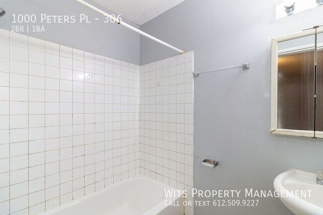 Building Photo - 1000 Peters Pl