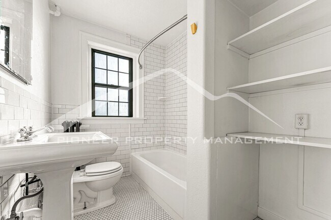 Building Photo - Spacious Condo with Office!
