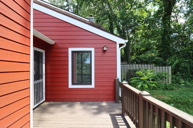 Building Photo - Move-in Ready End-Unit Stonehenge Townhome