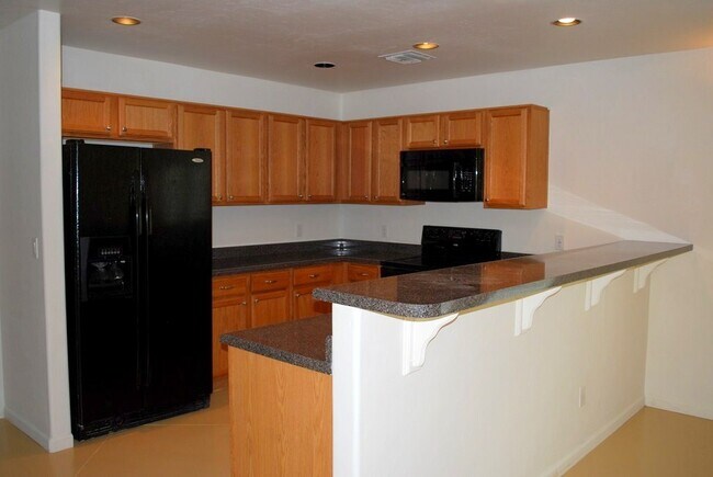 Building Photo - Modern 4 Bed 5 Bath Near UofA – Private Baths & Off-Street Parking