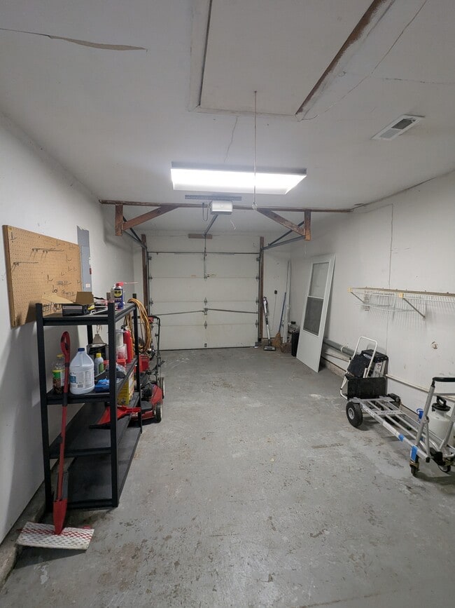 Building Photo - 107 Sandy Lake Dr